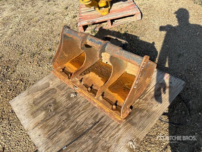 38 in Cleanup Excavator Bucket