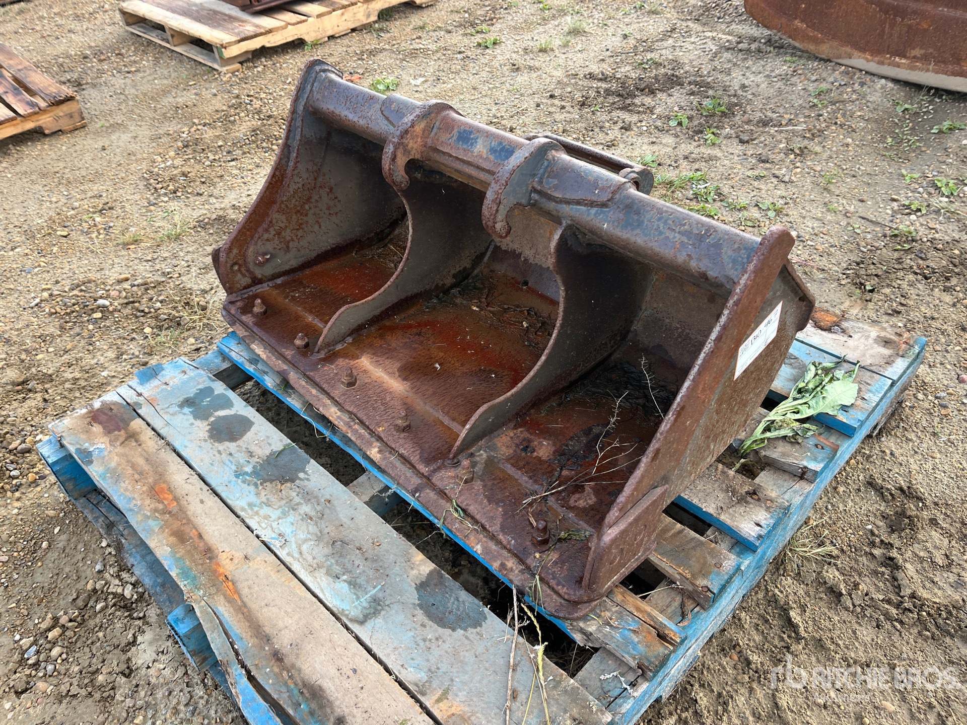 39 in Cleanup Excavator Bucket
