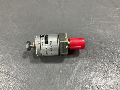 (18) Custom Control Sensors 7G504 Pressure Switches