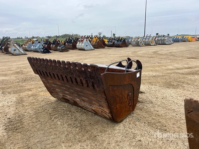 WBM 66 in Q/C Hydraulic Tilting Excavator Bucket - Fits 250 Series