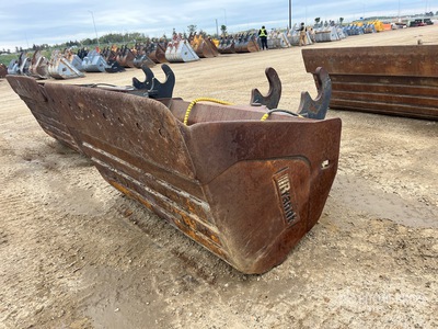 Brandt 72 in Q/C Hydraulic Tilting Excavator Bucket - Fits John Deere 350G
