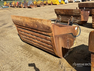 CWS 72 in Q/C Hydraulic Tilting Excavator Bucket - Fits 300 Series