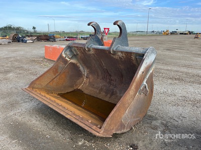 AMI 72 in Q/C Cleanup Excavator Bucket - Fits 300 Series