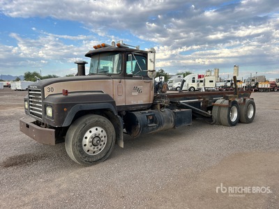 2000 Mack RD688S 6x4 Roll-Off Truck
