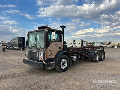 2002 Mack MR690 6x4 Roll-Off Truck