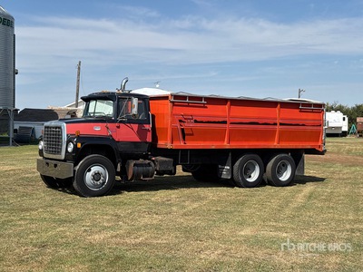 1977 Ford 9000 6x4 Grain Truck