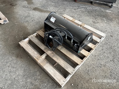 2025 GIYI GY-D3T 32 in Hydraulic Tilting Excavator Bucket - Fits Cat 3 - 5 ton (Unused)