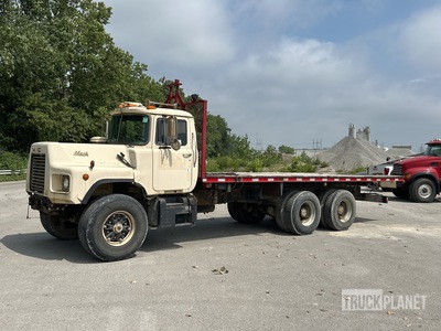 1991 Mack DM690S 6x4 شاحنة مسطحة