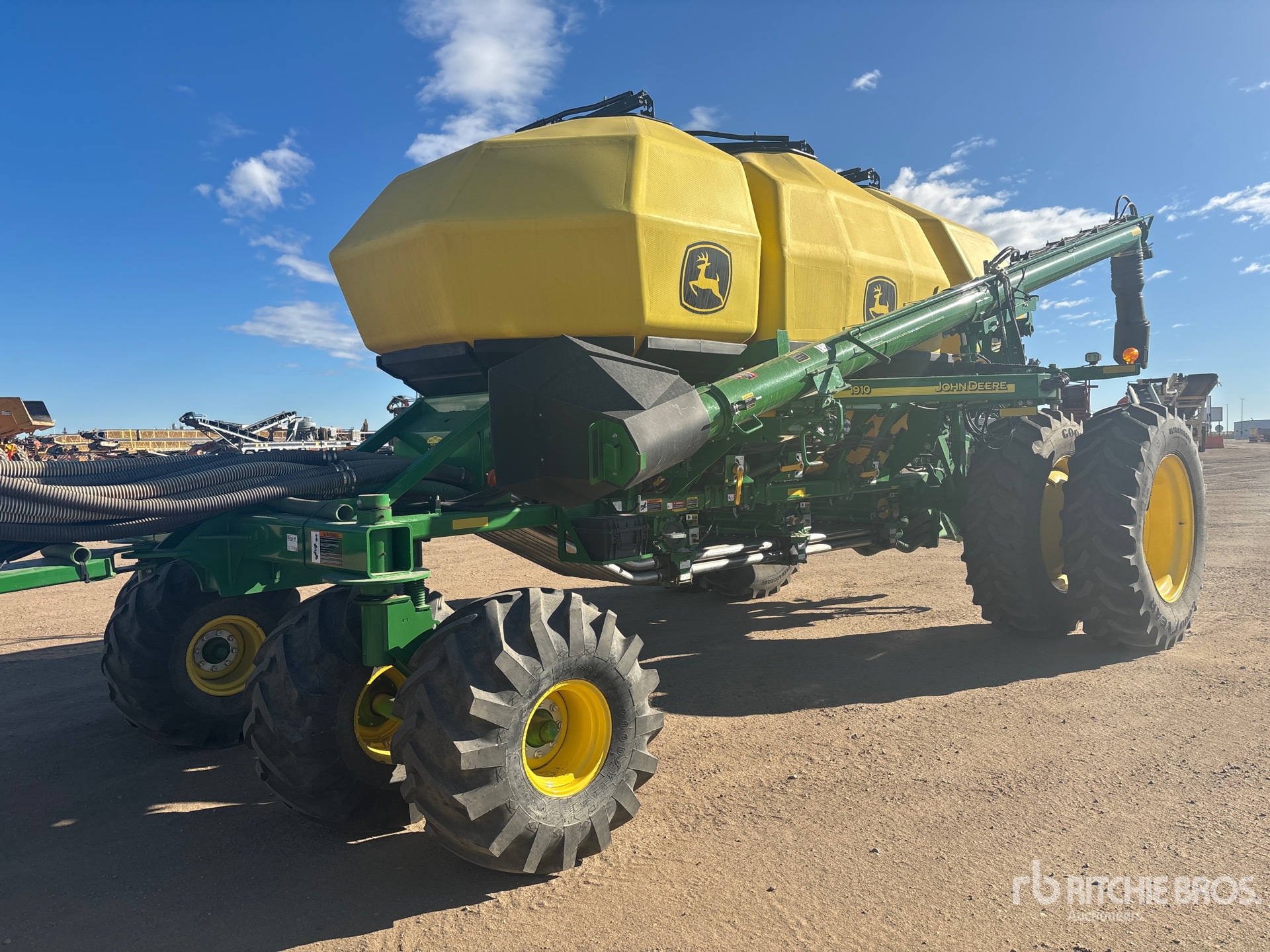 2019 John Deere 1910 550 bu Tow-Behind Air Cart