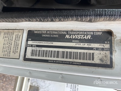 2001 International 4700LP 4x2 Van Truck