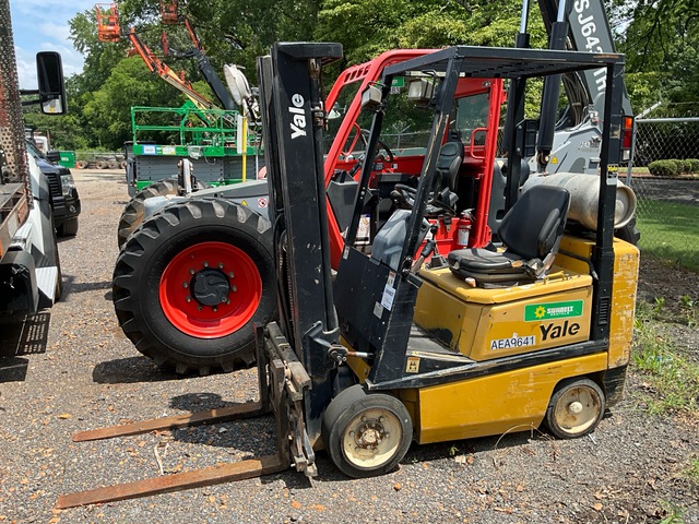 1999 Yale GLC040AFNUAE082 4000 lb Cushion Tire Forklift (Inoperable)