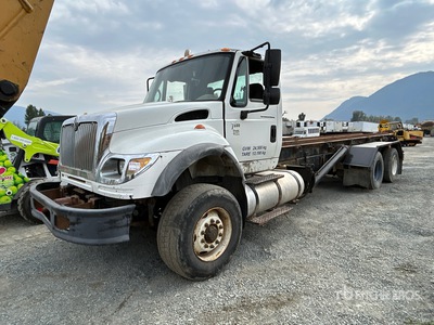 2005 International 7600 6x4 Roll-Off Truck