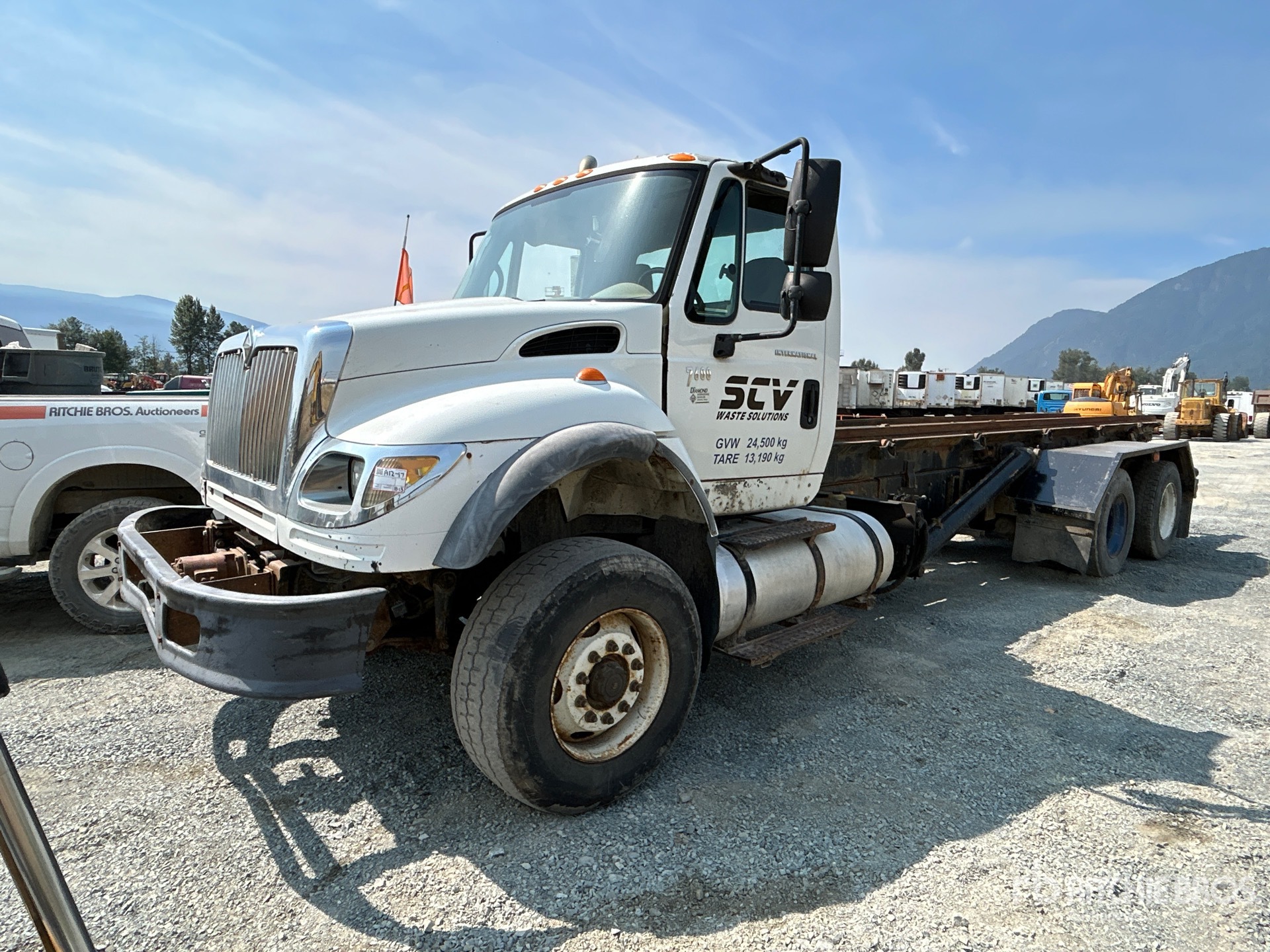 2005 International 7600 6x4 Roll-Off Truck