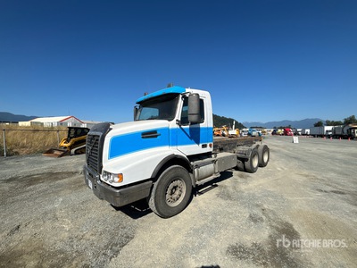 2006 Volvo VHD 6x4 Roll-Off Truck