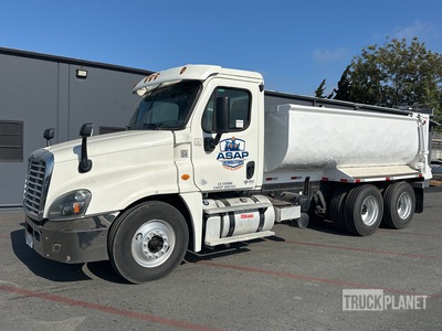 2013 Freightliner Cascadia 6x4 شاحنة قلابة /محورين