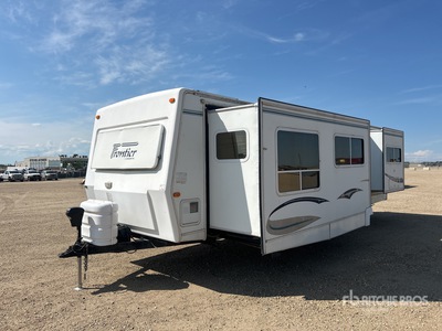 2005 Vanguard Frontier 28 ft T/A Travel Trailer