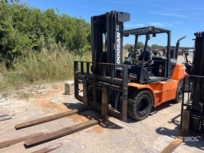 Doosan D70S7 13600 lb Pneumatic Tire Forklift
