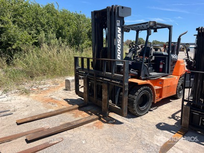 Doosan D70S-7 13600 lb Pneumatic Tire Forklift