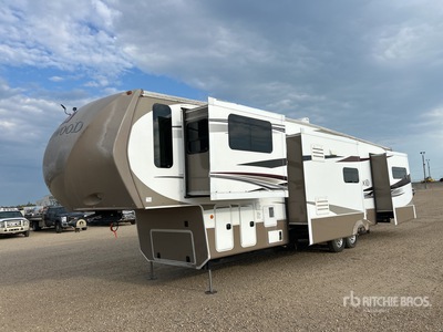 2012 Thor Redwood 39 ft T/A Travel Trailer