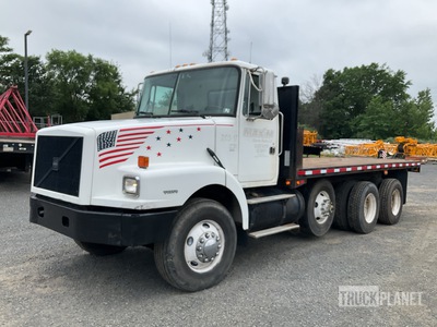 2000 Volvo WG 8x4 Camión Caja Abierta