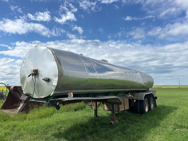 1990 Walker 5600 gal T/A Tanker Trailer