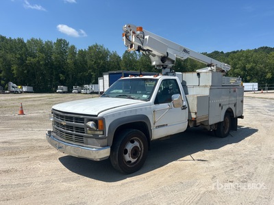Altec AT200 30 ft on 2002 Chevrolet 3500 4x2 バケツトラック
