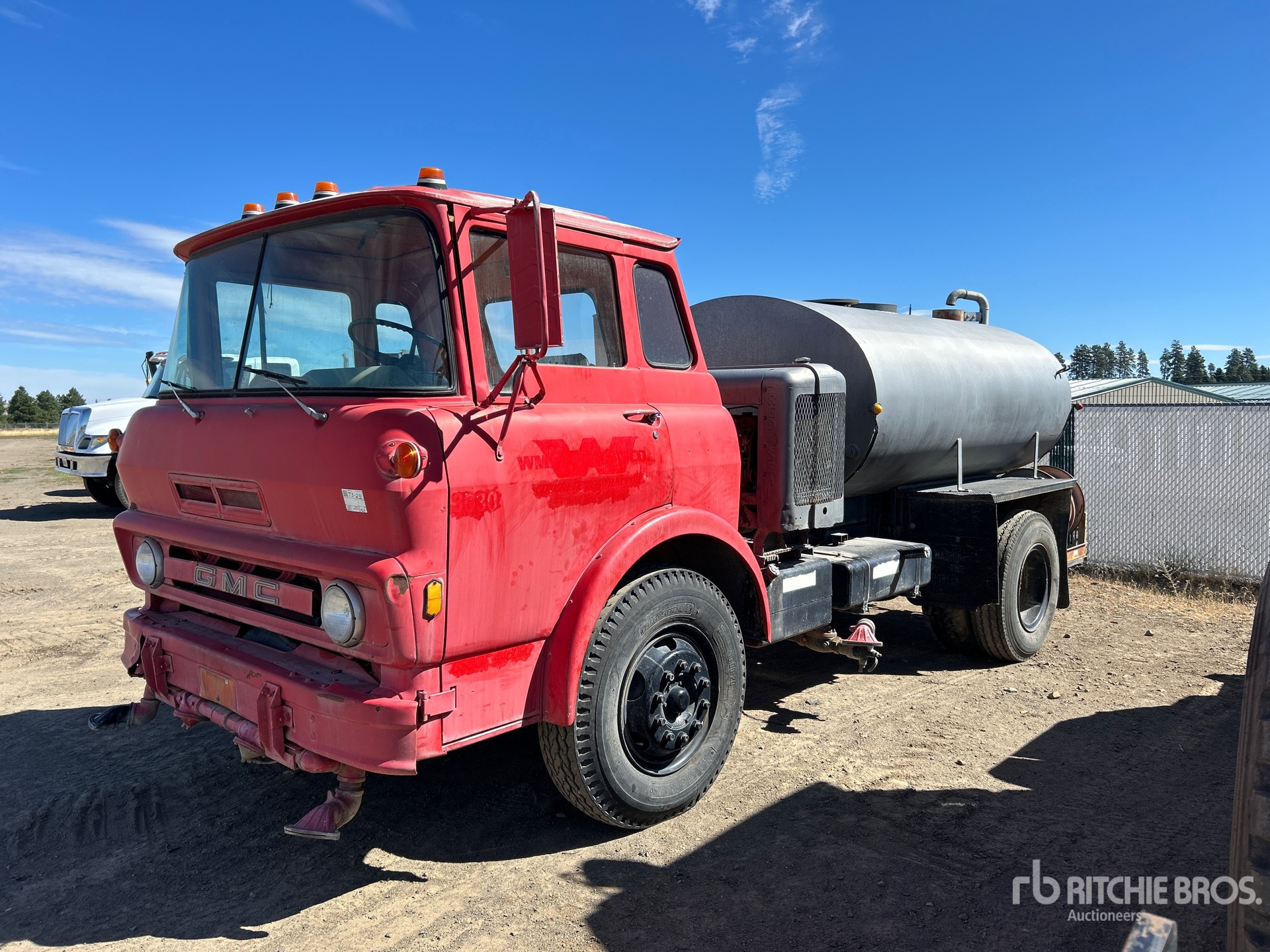 1977 GMC C50 4x2 散水車