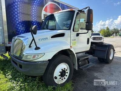 2004 International 4300 4x2 Day Cab Truck Tractor (Inoperable)