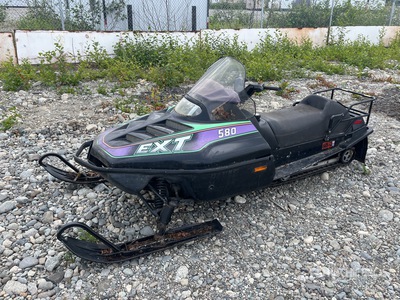 Arctic Cat 580 Snowmobile (Inoperable)