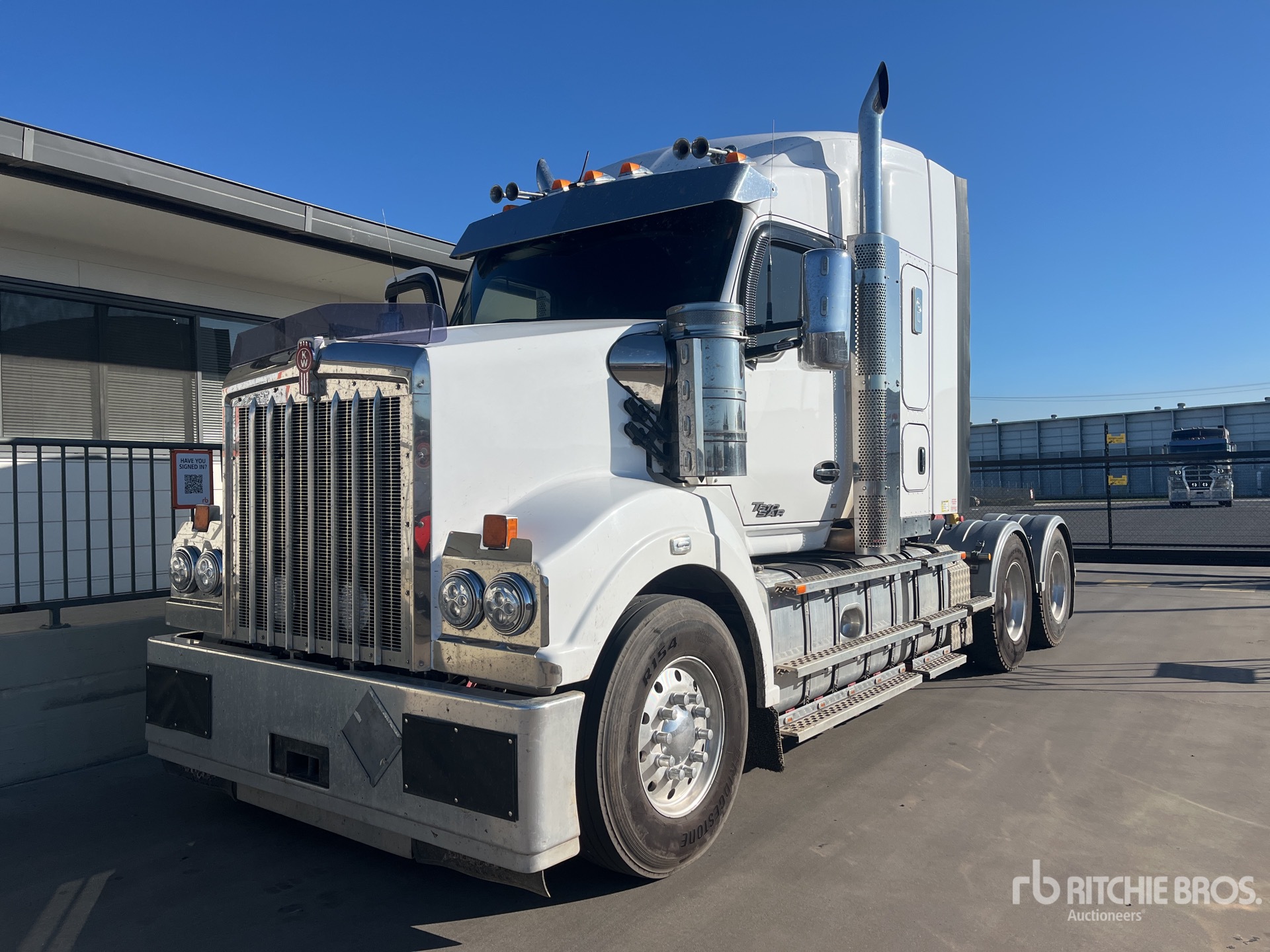 2018 Kenworth T610SAR 6x4 T/A Sleeper Truck Tractor