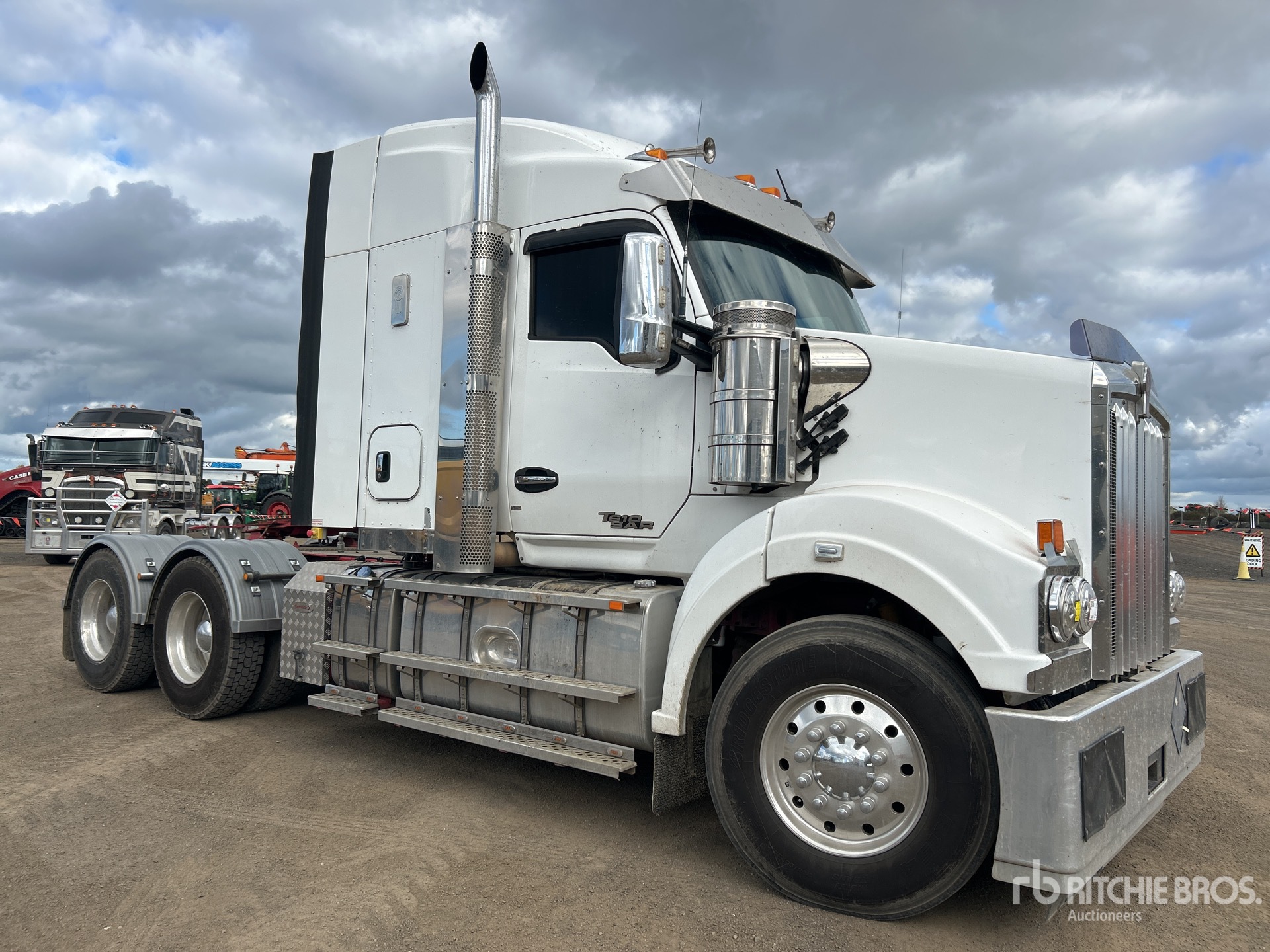 2018 Kenworth T610SAR 6x4 T/A Sleeper Truck Tractor