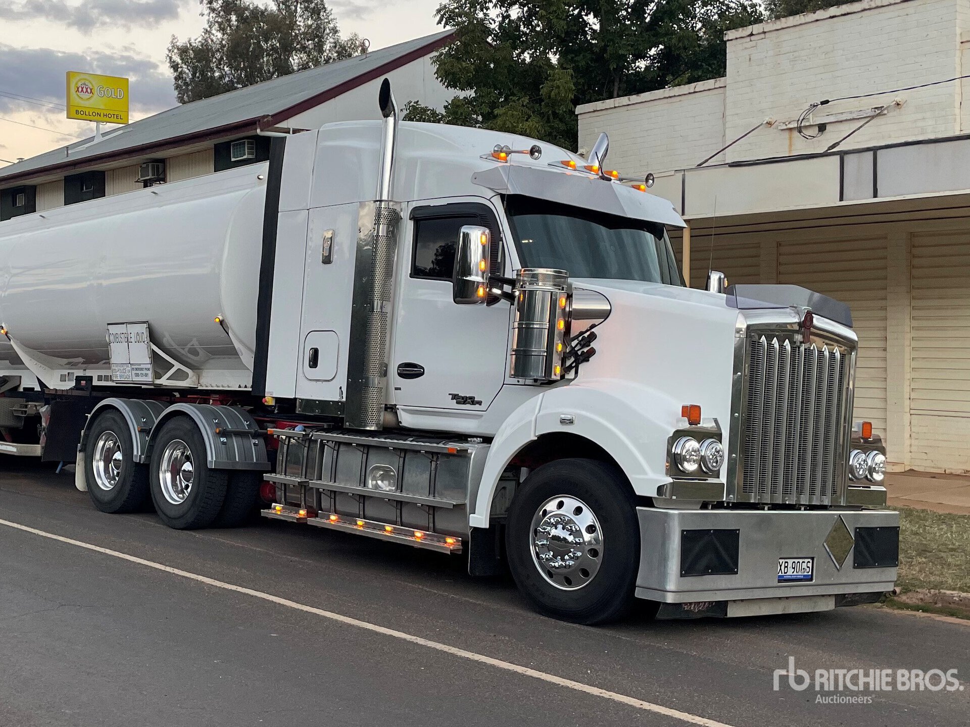 2018 Kenworth T610SAR 6x4 Sleeper Truck Tractor