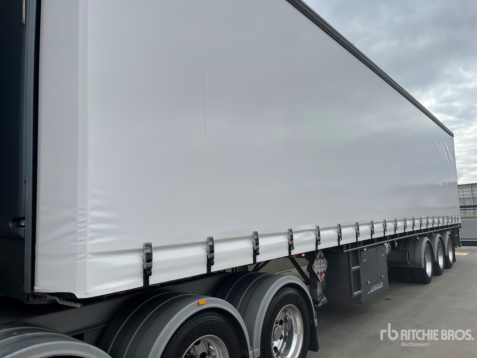 2018 MaxiTrans Tri/A Curtain Side Trailer