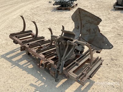 Quantity of (2) Agriculture Tractor Attachments Varios equipamientos de agricultura