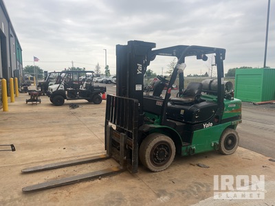 2016 Yale GLP080VXNEAE090 7500 lb Pneumatic Tire Forklift (Inoperable)