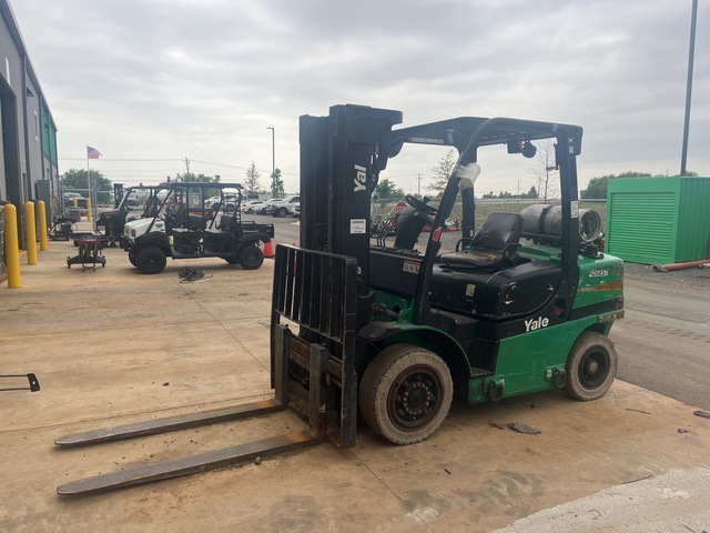 2016 Yale GLP080VXNEAE090 7500 lb Pneumatic Tire Forklift (Inoperable)