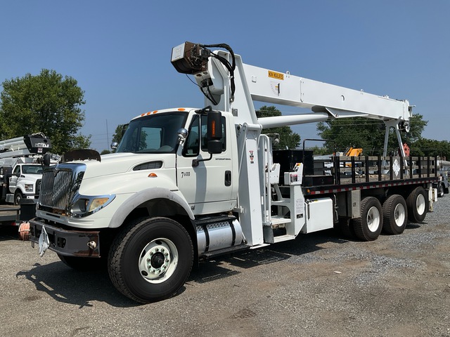 Altec AC26-95B 52850 lb Straight Boom on 2006 International 7600 8x4 Boom Truck