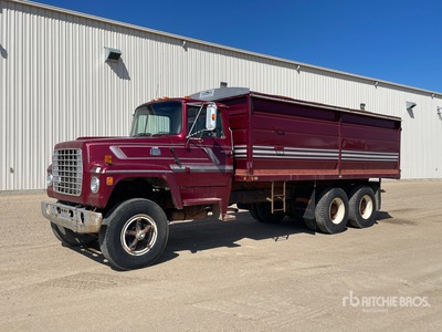 1981 Ford LT800 6x4 Grain Truck
