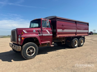 1981 Ford LT800 Grain Truck