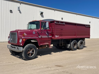 1981 Ford LT800 6x4 Grain Truck