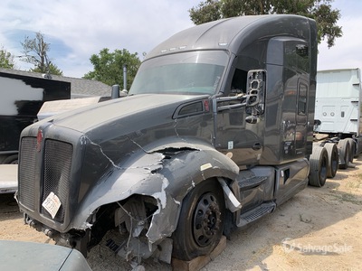 2014 Kenworth T680 6x4 Ciągnik siodłowy T/A z kabiną sypialną (Inoperable)