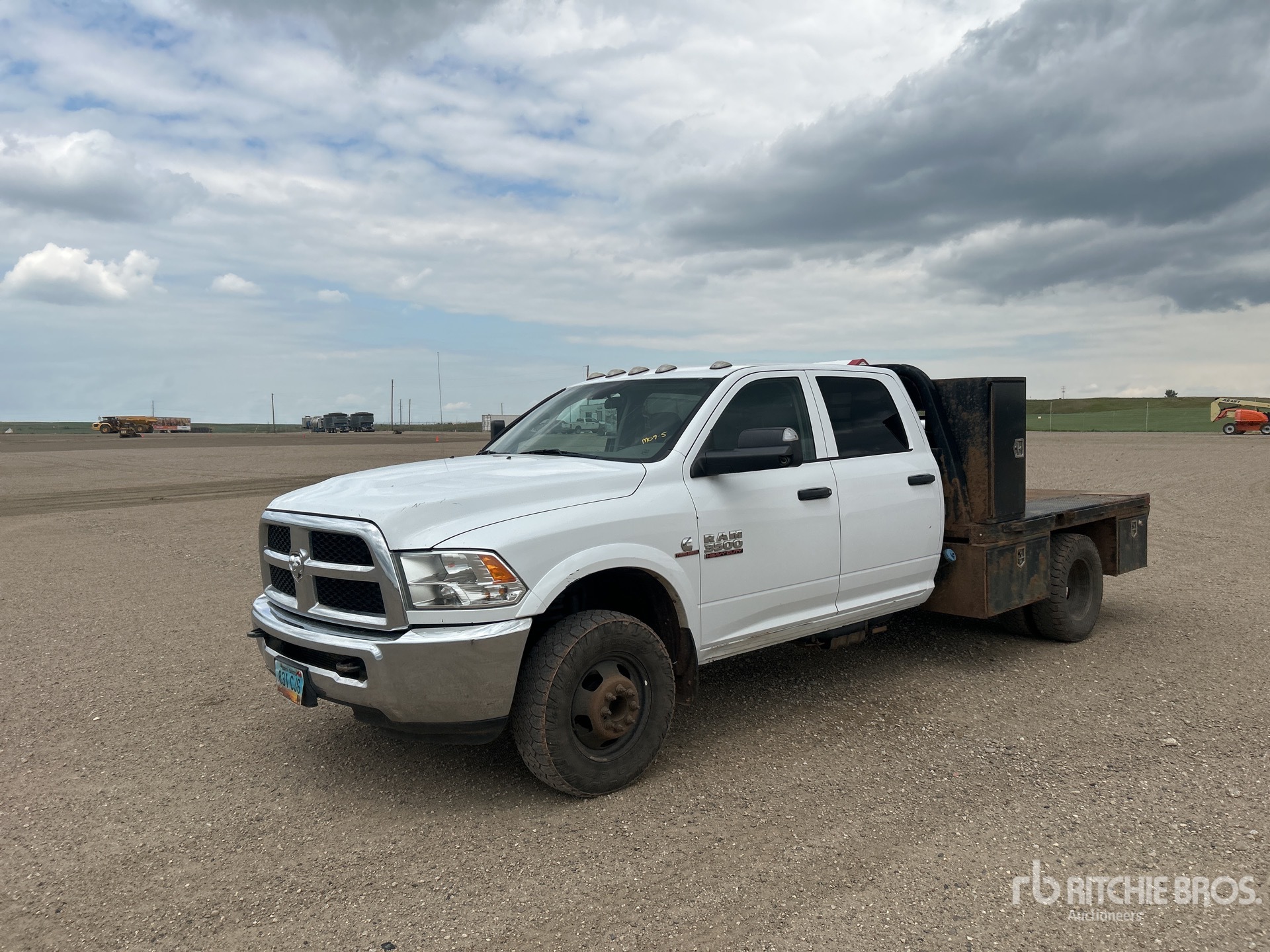 2018 Ram 3500 4x4 Crew Cab Flatbed Truck