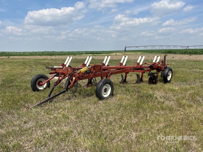 International 770 6 Bottom Breaking Plow