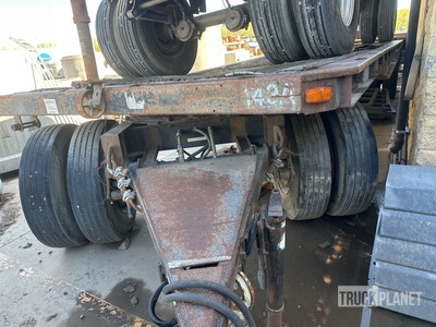 2000 Utility 26 ft T/A Turntable Pup مقطورة مسطحة (Inoperable)