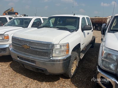 2014 Chevrolet Silverado 2500HD 4x4 Crew Cab を見 Cab and Chassis