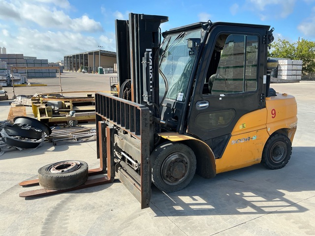 Hyundai 50DA-9 10360 lb Pneumatic Tire Forklift (Inoperable)