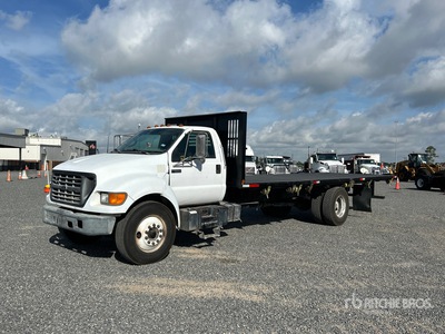 2000 Ford F-650 4x2 Flatbed Truck