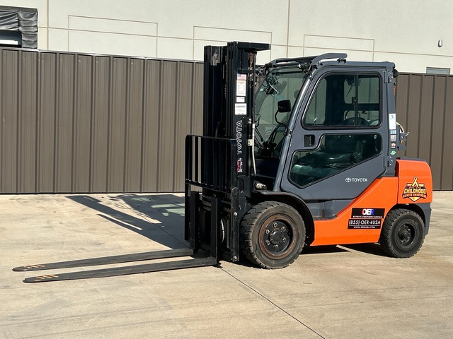 2019 Toyota 8FGU30 5620 lb Pneumatic Tire Forklift