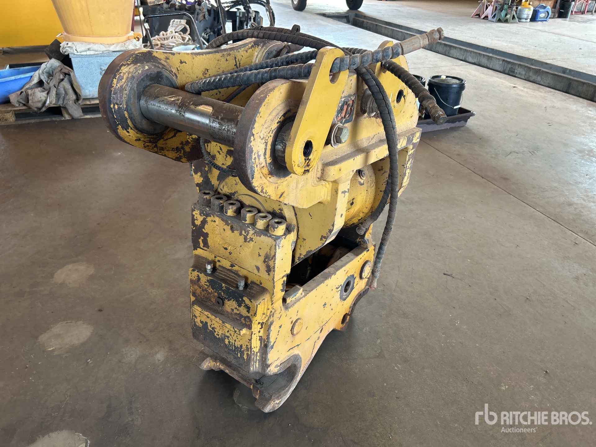 J&B Tilting Hydraulic Quick Excavator Coupler