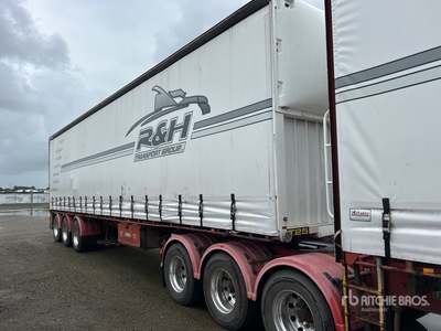 2005 Haulmark 12.5 m Tri/A Curtain Side Trailer
